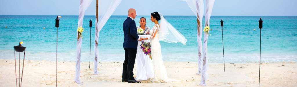 ocean-destination-wedding_latino-bride-and-groom-beach-wedding-boda